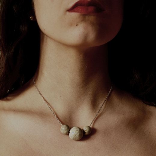 Collana in ceramica Raku realizzata a mano da Melissa Zanella