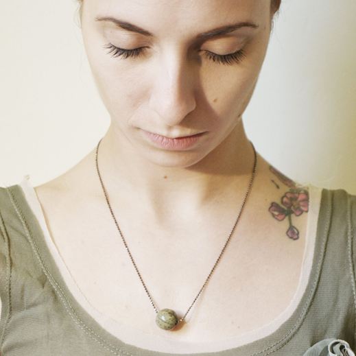 Collana in ceramica Raku realizzata a mano da Melissa Zanella