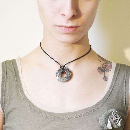 Collana in ceramica Raku realizzata a mano da Melissa Zanella