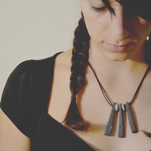 Collana in ceramica Raku realizzata a mano da Melissa Zanella