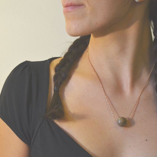 Collana in ceramica Raku realizzata a mano da Melissa Zanella