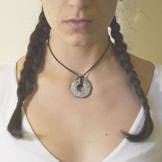 Collana in ceramica Raku realizzata a mano da Melissa Zanella