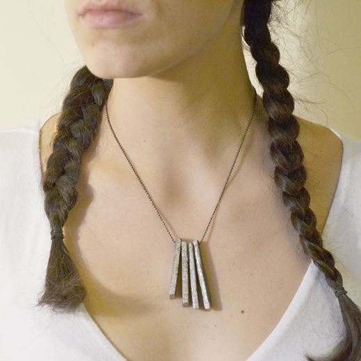 Collana in ceramica Raku realizzata a mano da Melissa Zanella