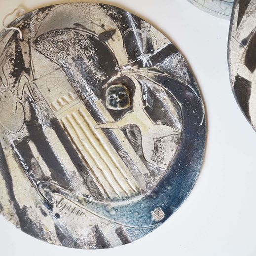 L'amore durante il carnevale a Venezia - Opera artistica in ceramica Raku realizzato a mano da Melissa Zanella