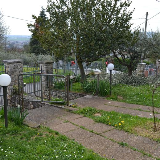 Giardino privato di una casa prima dei lavori di ristrutturazione a cura di Melissa Zanella