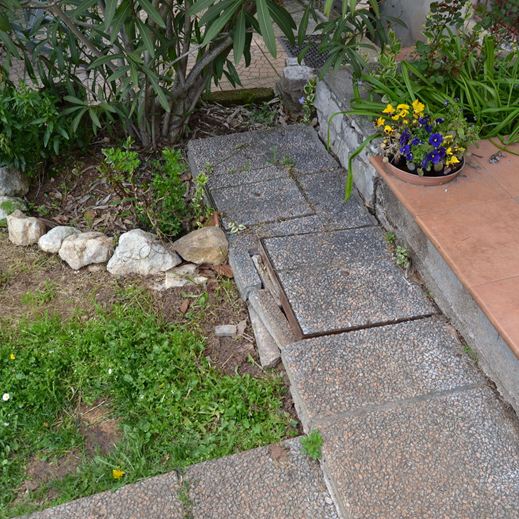 Giardino privato di una casa prima dei lavori di ristrutturazione