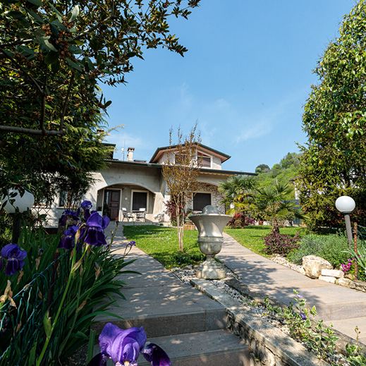 Un giardino privato dopo i lavori di ristrutturazione, progetto curato dell'architetta Melissa Zanella