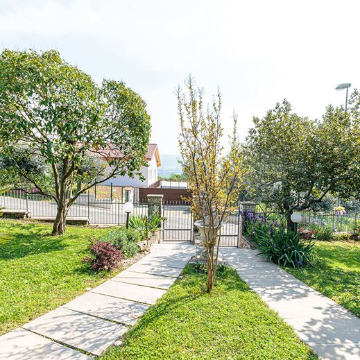 Un giardino privato dopo i lavori di ristrutturazione, progetto curato dell'architetto Melissa Zanella