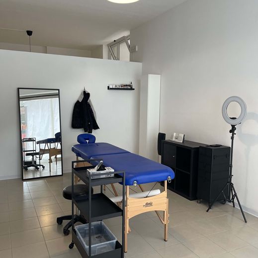 Studio di un tatuatore dopo l'intervento di ristrutturazione, progetto curato dall'architetta Melissa Zanella