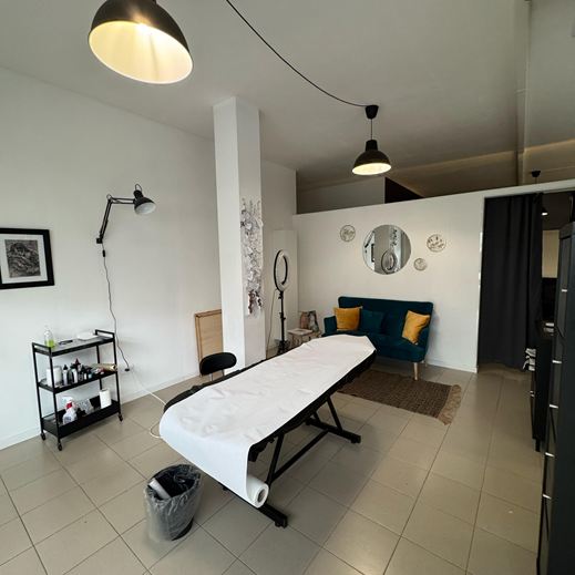 Studio di un tatuatore dopo l'intervento di ristrutturazione, progetto a cura dell'architetta Melissa Zanella